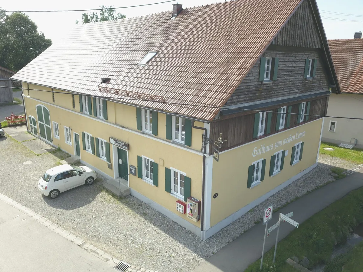 Das Gasthaus „Zum Weißen Lamm“ in Unterigling